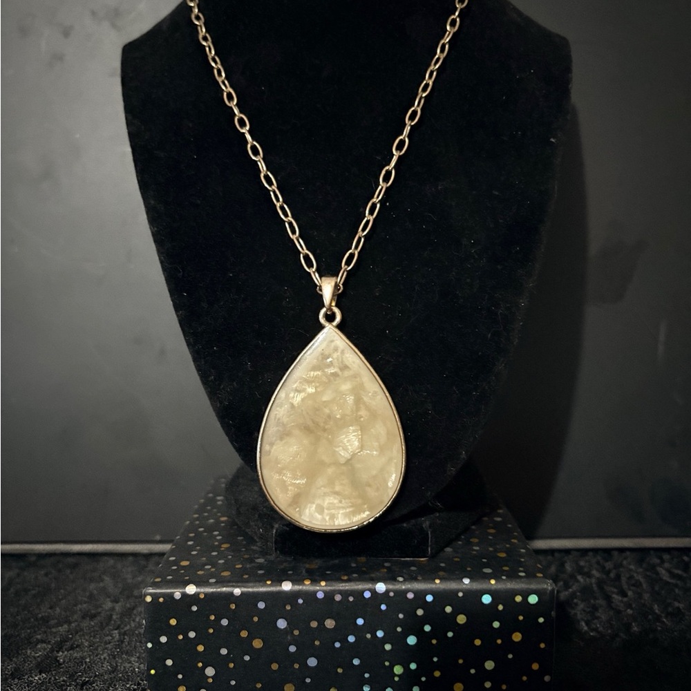 Elegant Gold Teardrop Pendant Necklace